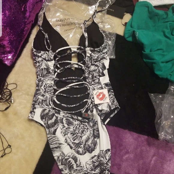 One piece Swimsuit - Picture 5 of 6